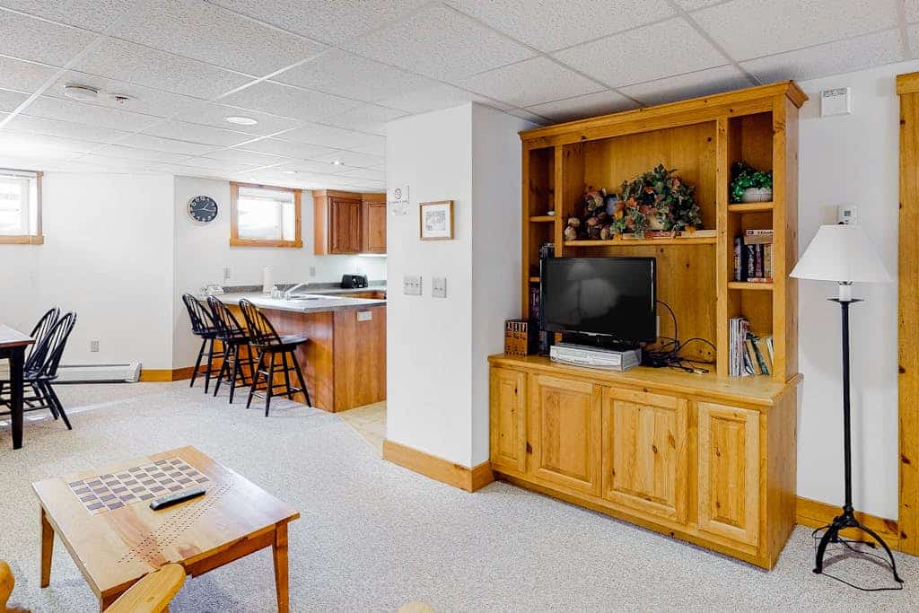 Ski-in/ski-out mountain-view condo next to Grammy Jay trail w/ board games, W/D