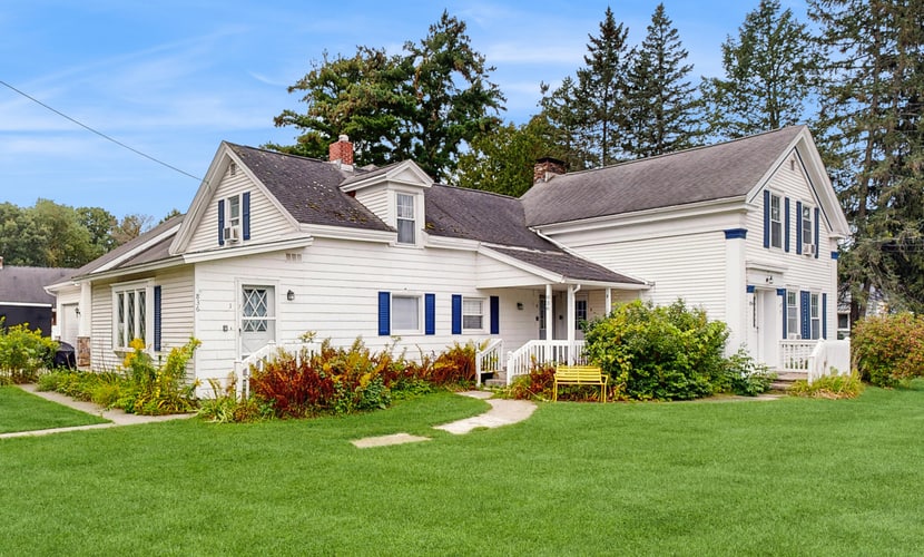 Charming two-story duplex with a full kitchen & grassy yard - near Mallets Bay