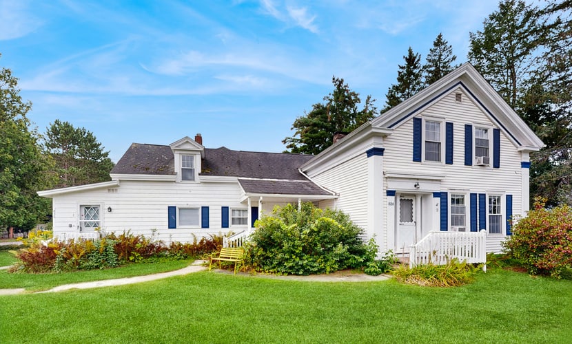 Warm & inviting retreat with a full kitchen, gas fireplace, & furnished patio