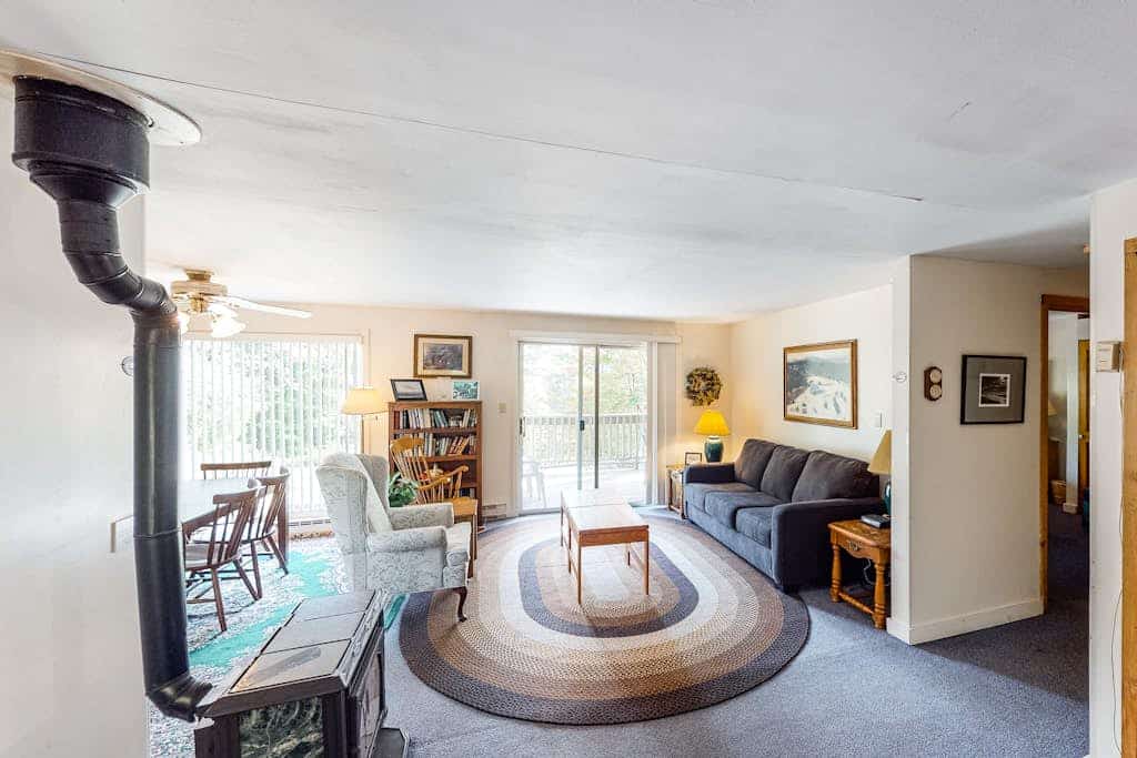 Walkable in-town condo w/ deck & shared pool, hot tub & tennis - near skiing