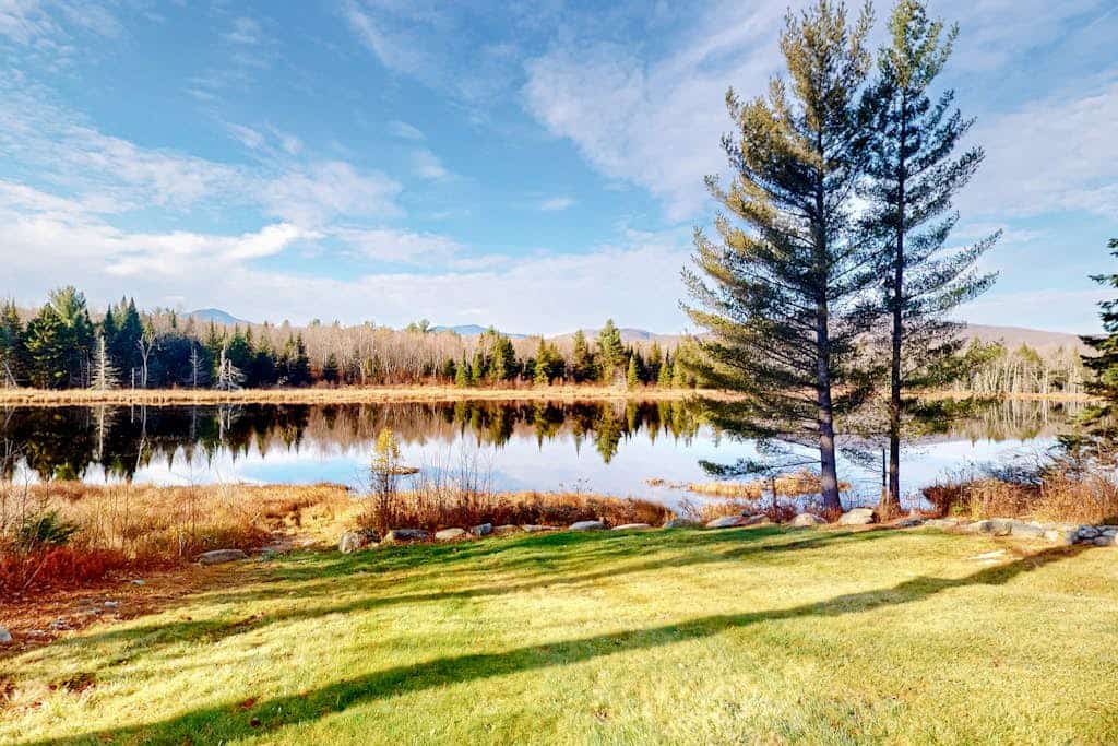 Renovated historic cabin with mountain views, lake access, & electric fireplace