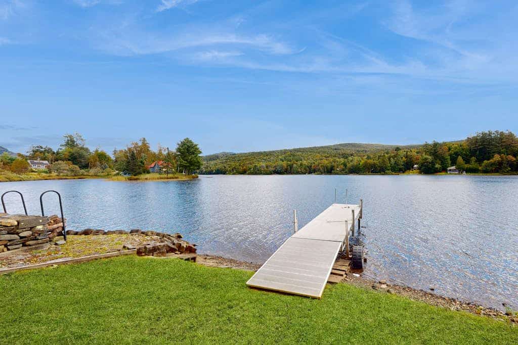 Lakehouse, waterfront, dock, kayaks, wifi, grill, outdoor dining, ping-pong, w/d