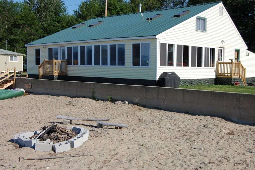 Lakeside cottage w/ mountain views, canoes, firepit, enclosed porch, bbq, beach
