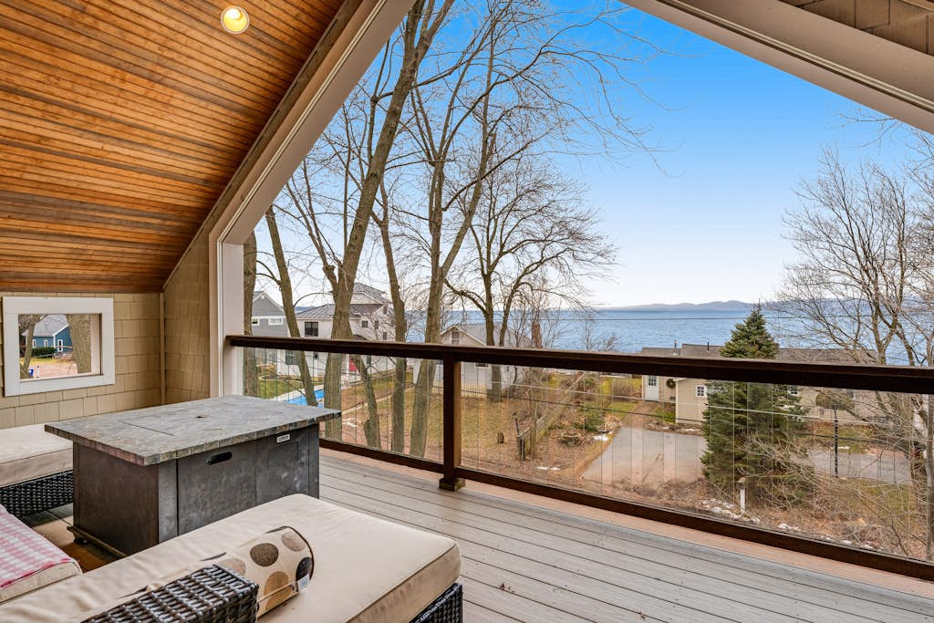 The Artist's Lakeside Hideaway