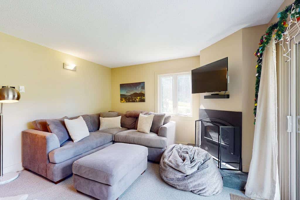 Cozy Ski-in/Ski-out condo w/ balcony, mountain views, gas fireplace, w/d, wifi