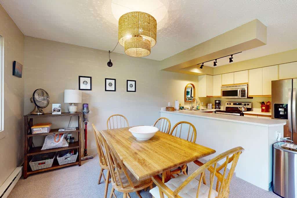 Cozy Ski-in/Ski-out condo w/ balcony, mountain views, gas fireplace, w/d, wifi