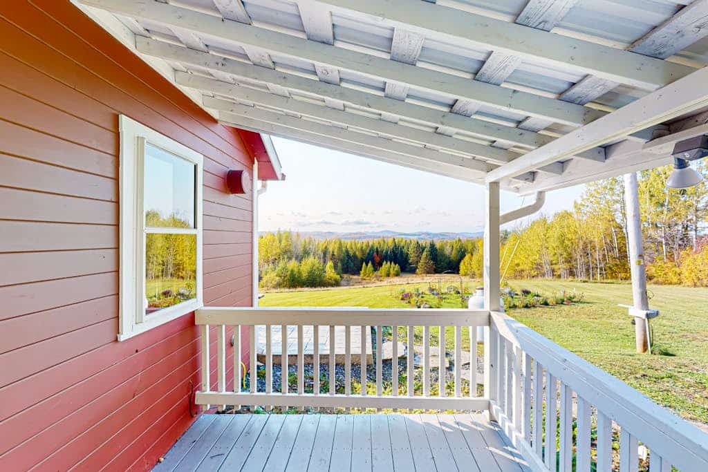 Cozy house w/ mountain views, large yard, firepit, wifi, jetted tub, TV, EV