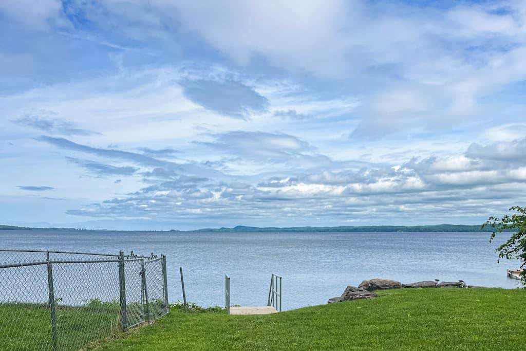 Relaxing spa-like tiny house w/ hot tub, sauna, beach access, dog-friendly