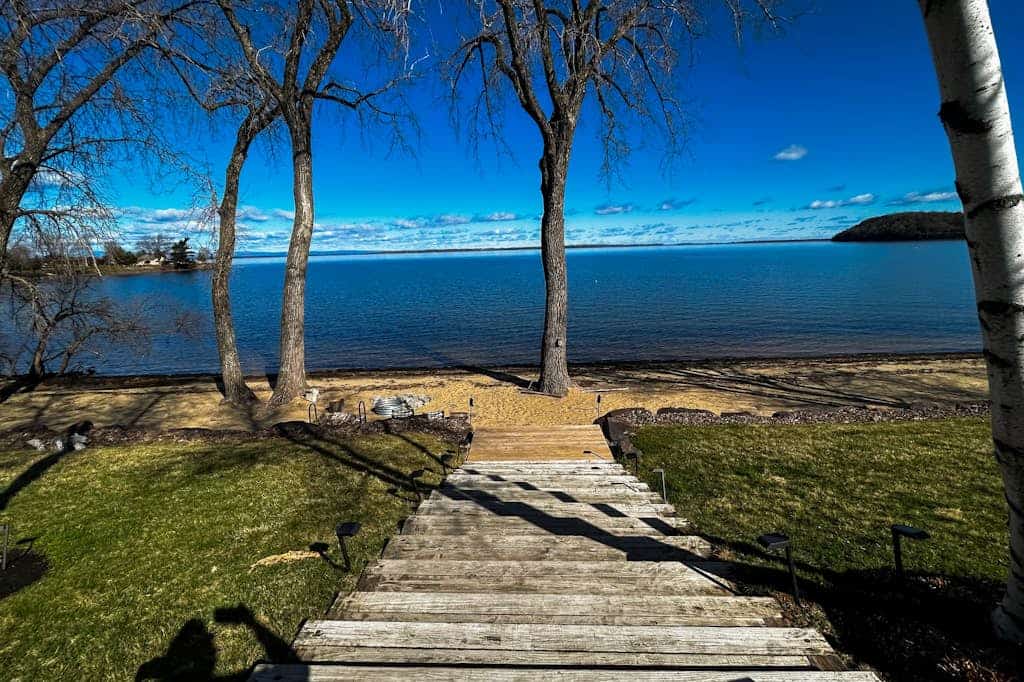 Lakefront house w/ views, beach, fireplace, firepit, central air, arcade games