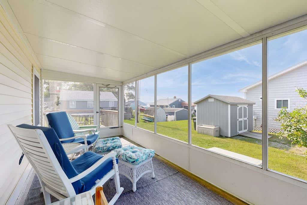 Lake access house w/ water views, kayaks, gas grill, deck, sunroom, telescope