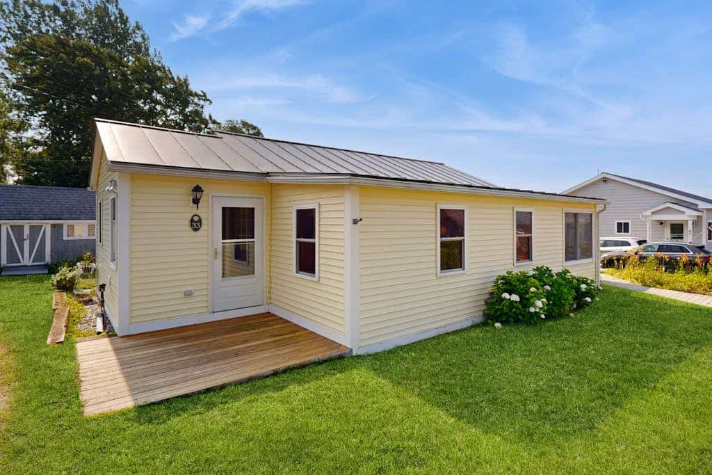 Lake access house w/ water views, kayaks, gas grill, deck, sunroom, telescope