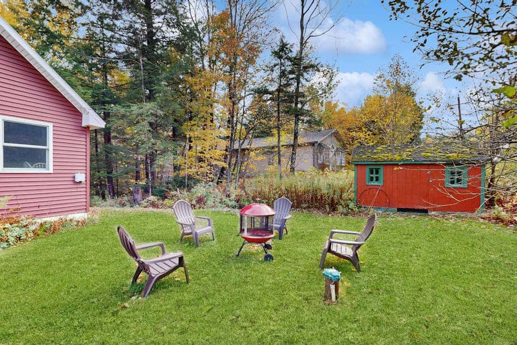 Cozy cabin close to Smuggler's Notch w/ firepit, gas grill, trail to river, wifi