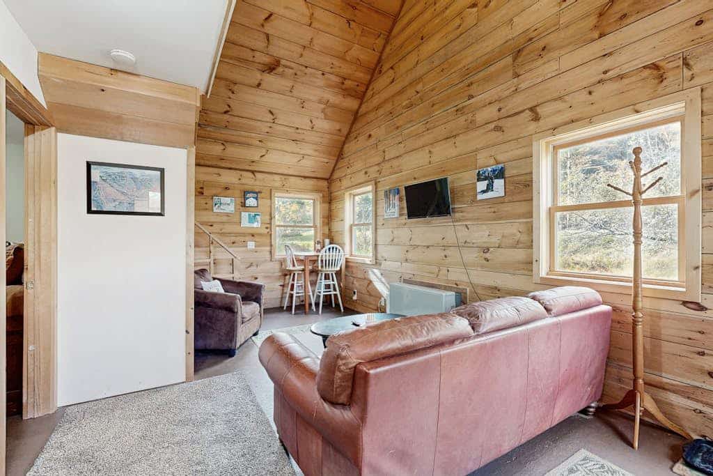 Cozy cabin close to Smuggler's Notch w/ firepit, gas grill, trail to river, wifi