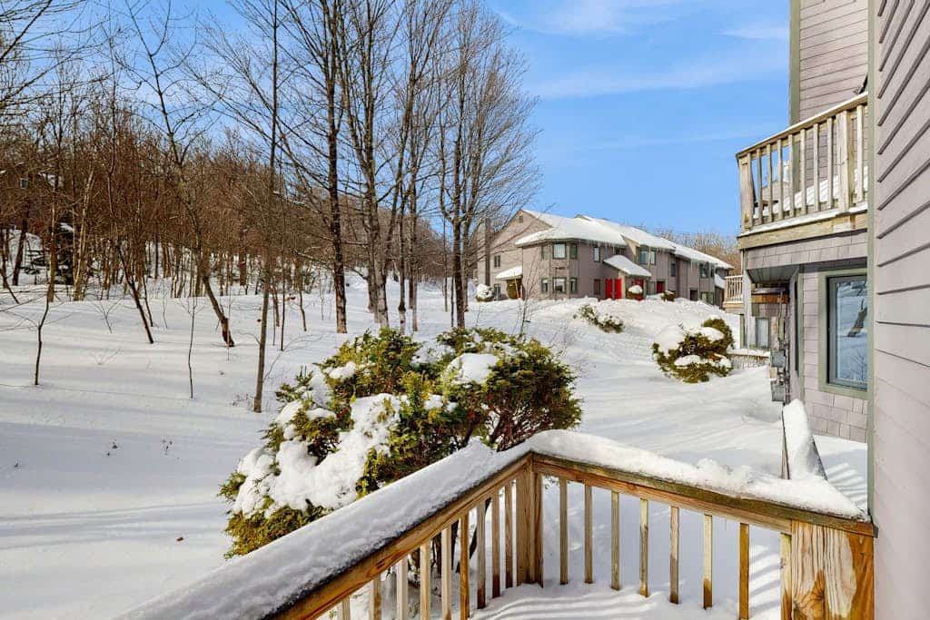 Ski-in/ski-out condo w/ balcony, gas fireplace, mountain views, w/d, wifi