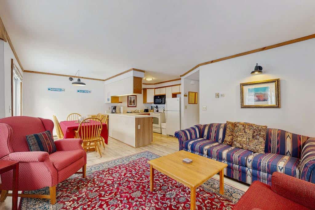 Ski-in/ski-out condo w/ balcony, gas fireplace, mountain views, w/d, wifi