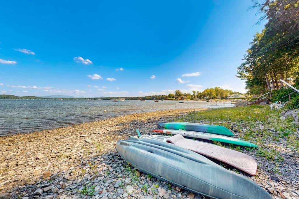 Lakefront house, mountain views, hot tub, kayaks, floating dock, fireplace, bbq