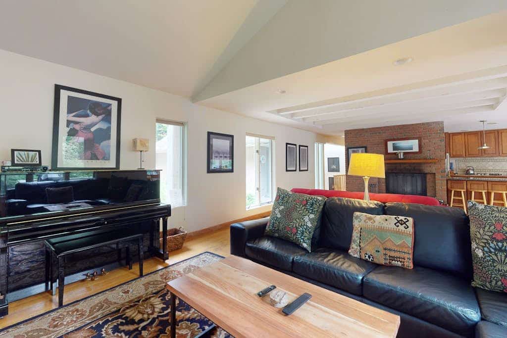 Inviting home with private hot tub - minutes to slopes, bike path & hiking