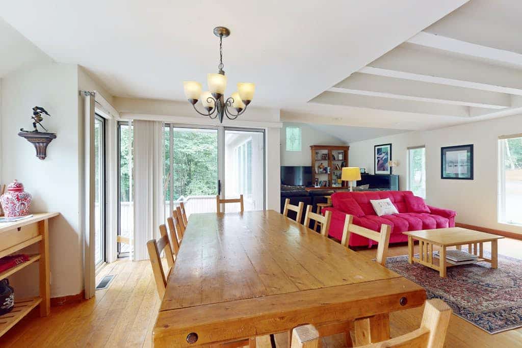 Inviting home with private hot tub - minutes to slopes, bike path & hiking