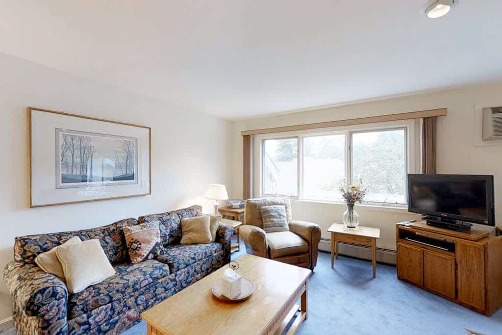 Ski-adjacent home with hot tub, pool, sauna & gym access