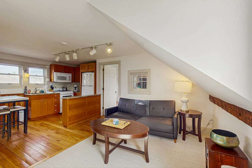 Radiant dog-friendly getaway w/a prime location near Stowe Mountain Resort