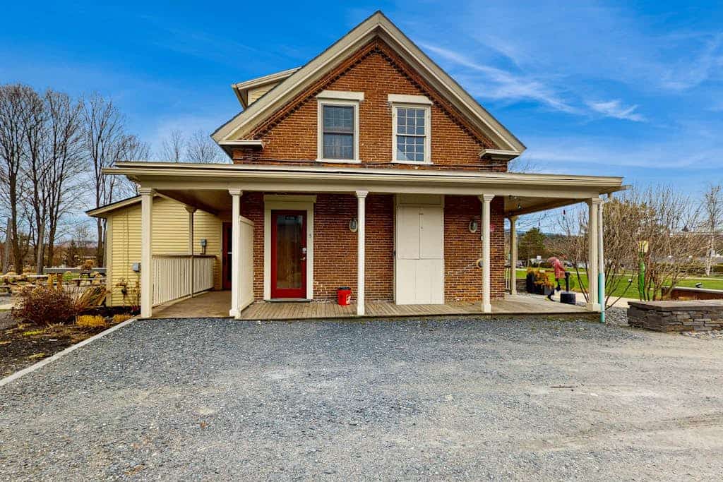 Radiant dog-friendly getaway w/a prime location near Stowe Mountain Resort