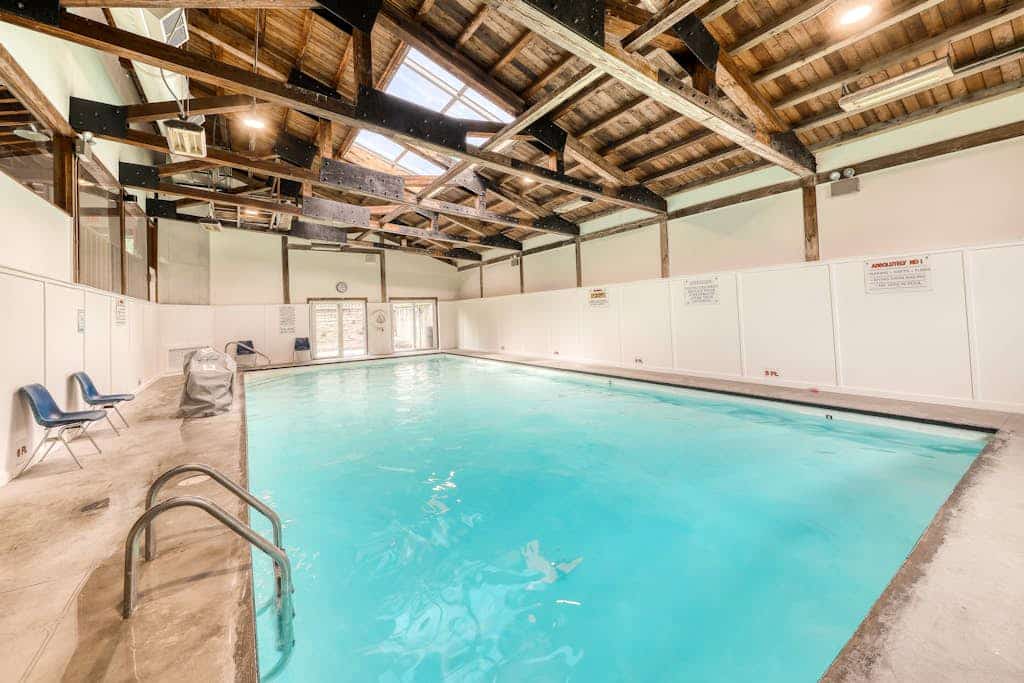 Conveniently located mountain condo with indoor pool & hot tub - close to skiing
