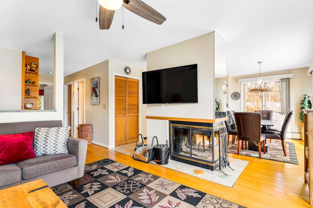 Beautiful Stowe getaway w/ shared pool/hot tub, balcony & wood-burning fireplace