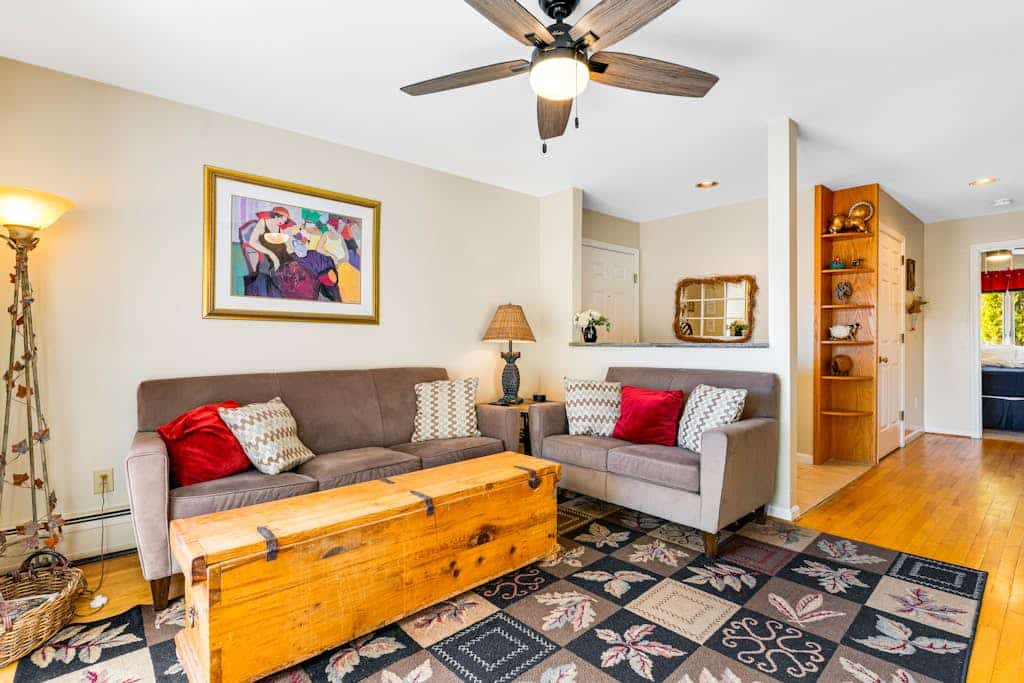 Beautiful Stowe getaway w/ shared pool/hot tub, balcony & wood-burning fireplace