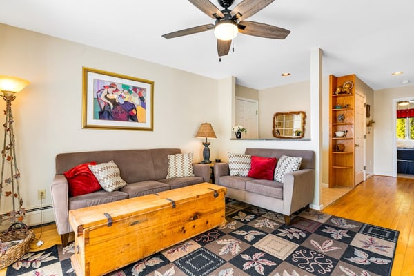 Beautiful Stowe getaway w/ shared pool/hot tub, balcony & wood-burning fireplace
