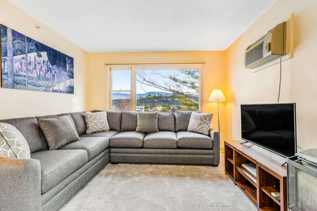 Lovely mountain home w/shared hot tub & pool, washer/dryer, free WiFi, fireplace