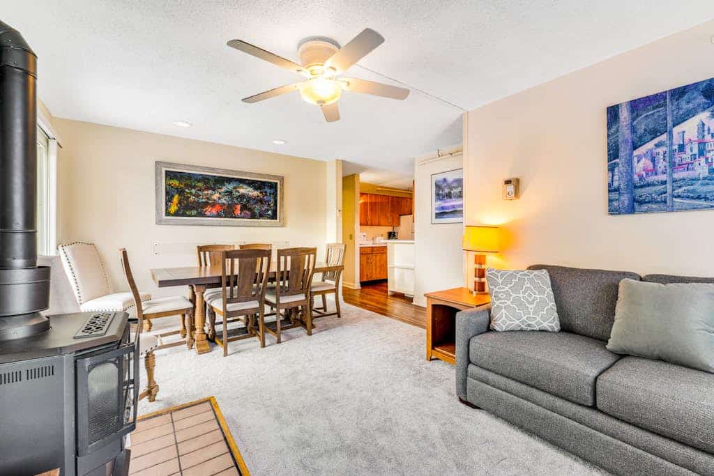 Lovely mountain home w/shared hot tub & pool, washer/dryer, free WiFi, fireplace