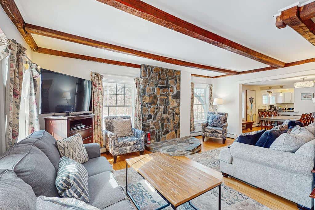 Quaint Getaway Near Town W/ Hot Tub, Large Deck, Sauna & Free WiFi