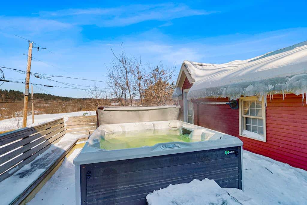 Quaint Getaway Near Town W/ Hot Tub, Large Deck, Sauna & Free WiFi
