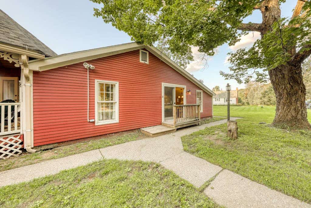 Adorable Getaway w/ Free WiFi, Full Kitchen, & Two Decks
