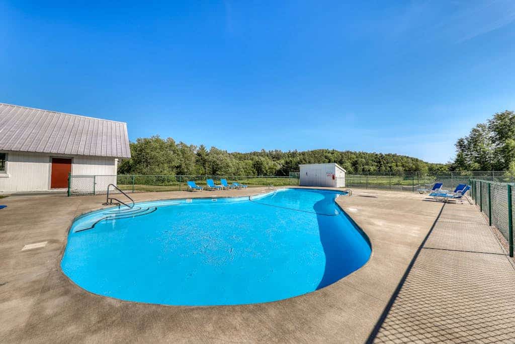 Golf course-front condo with loft, indoor & outdoor pools, hot tub, & game room
