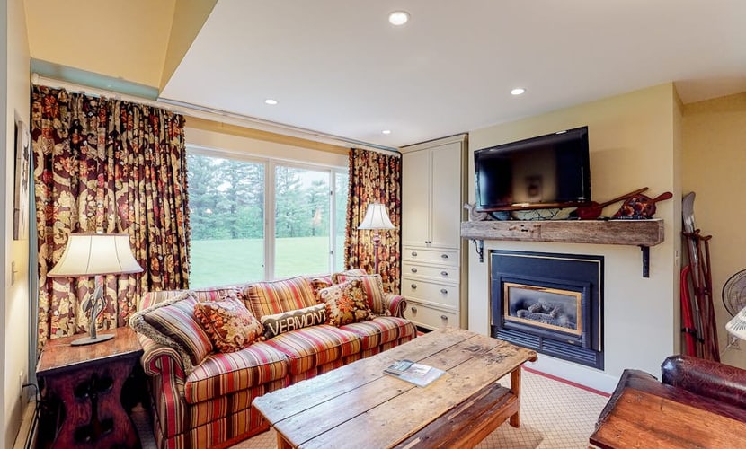 Golf-course condo with fireplace, WiFi, pools & hot tub - walkable location