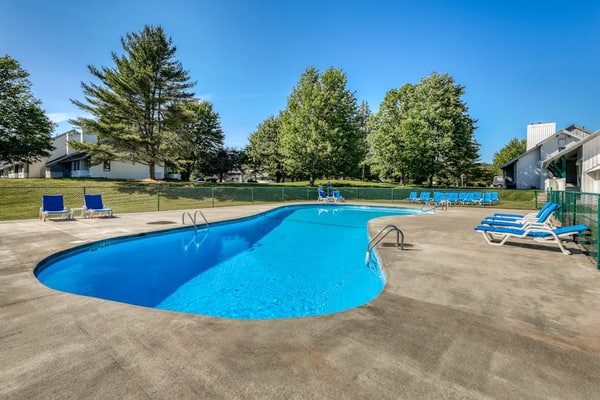Golf-course condo with fireplace, WiFi, pools & hot tub - walkable location