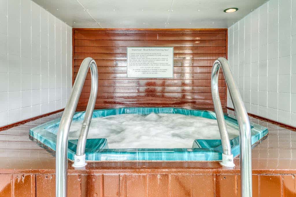 Golf-course condo with fireplace, WiFi, pools & hot tub - walkable location