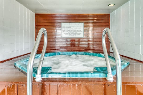 Golf-course condo with fireplace, WiFi, pools & hot tub - walkable location