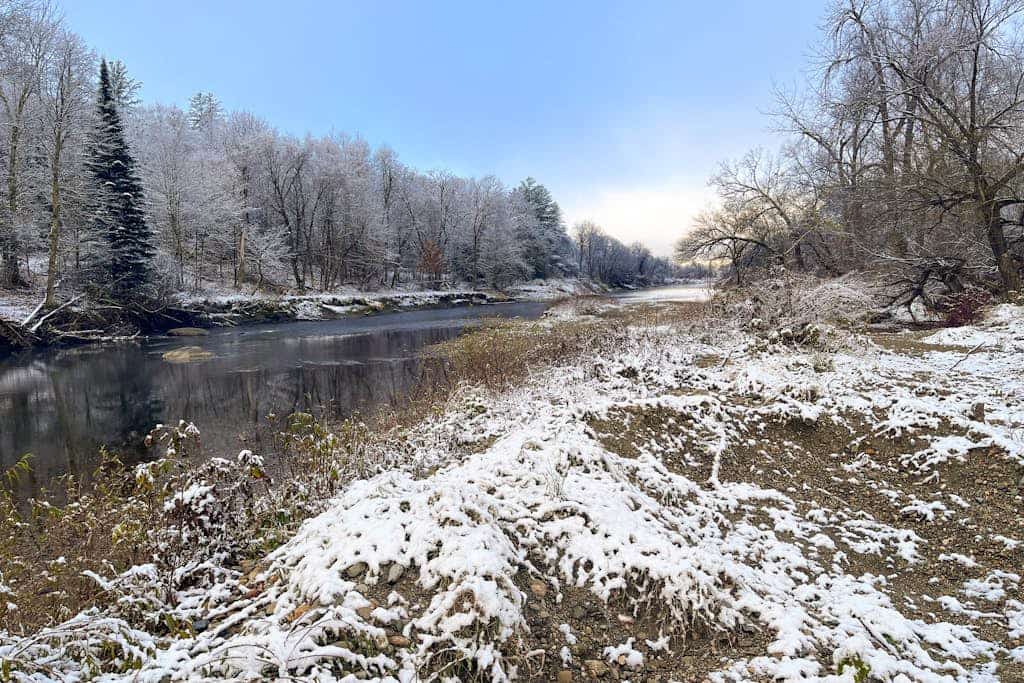Secluded, dog-friendly cabin with hot tub, mountain view, fireplace & deck