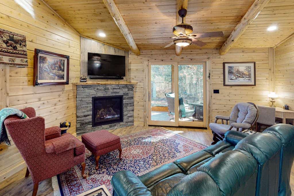 Enchanting dog-friendly cabin with fireplace, hot tub & washer/dryer