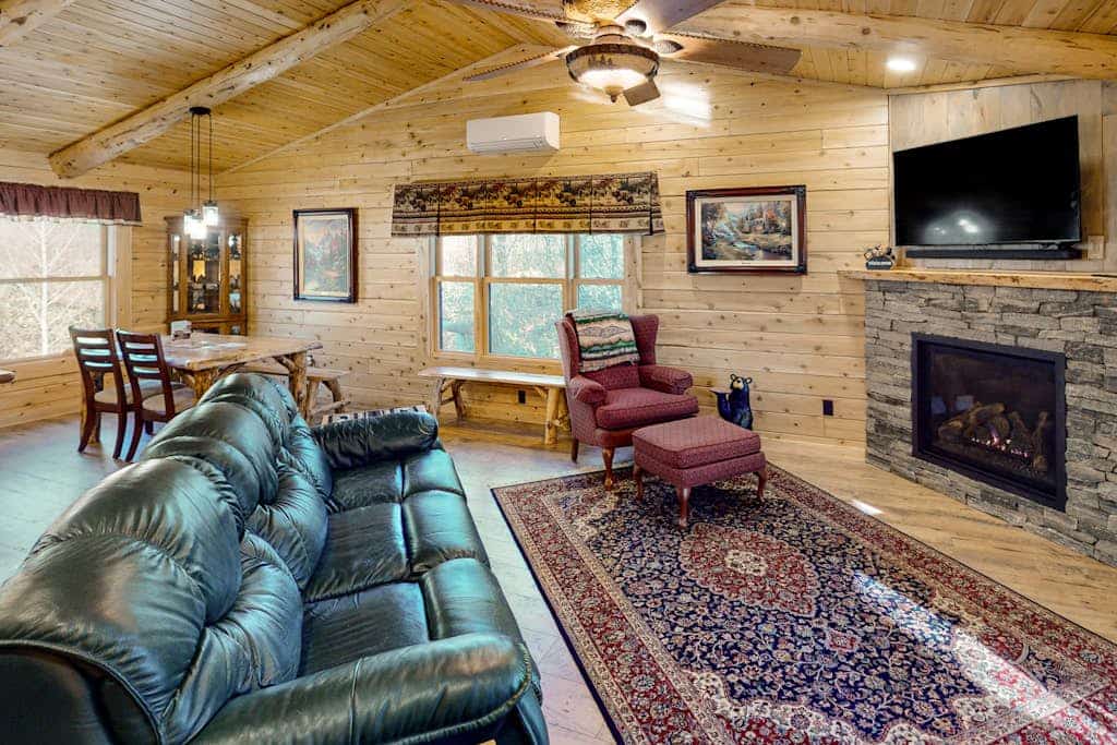 Enchanting dog-friendly cabin with fireplace, hot tub & washer/dryer