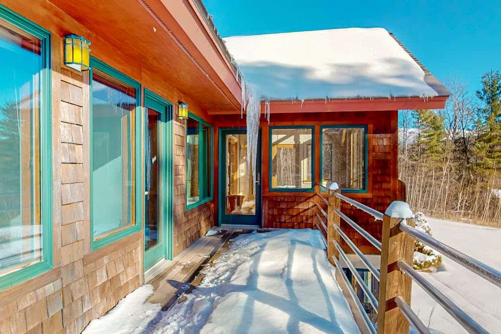 Private mountain retreat with a game room, home theater, & jetted tub