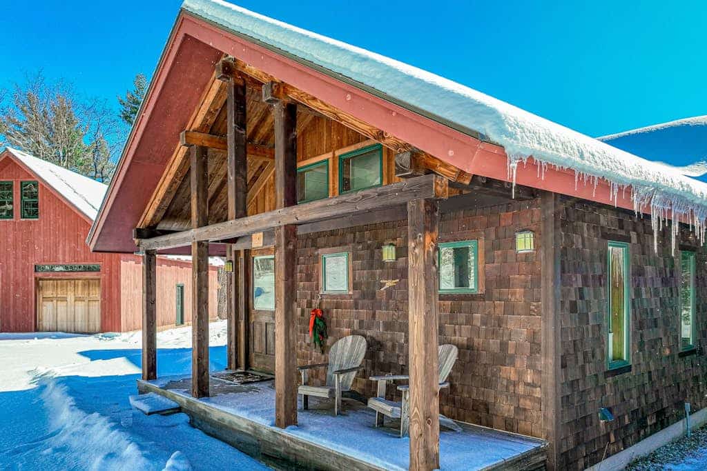 Private mountain retreat with a game room, home theater, & jetted tub