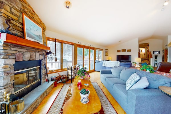 Large home surrounded by trees with wraparound deck & fireplace - near slopes