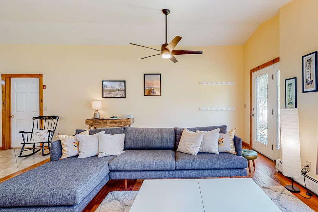 Relaxing home with gas grill, washer/dryer, TV, kitchenette - close to mall