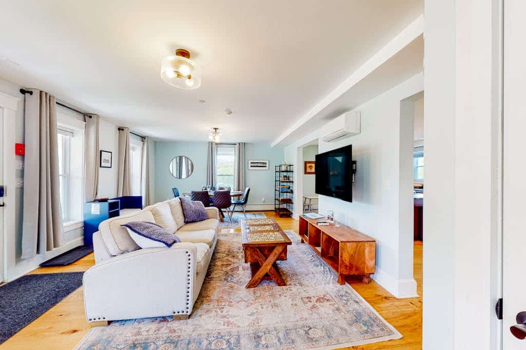 3-bedroom suite in a vintage farmhouse with on-site hot tub - near ski/hike/bike