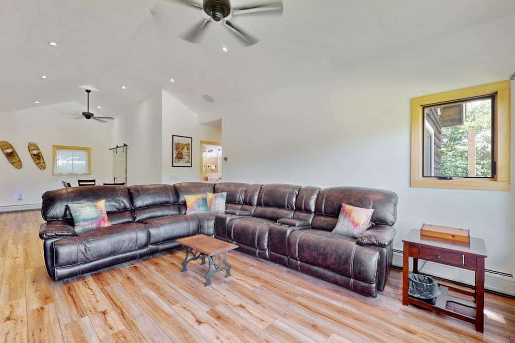 Riverfront house w/ valley & distant mountain views, fireplace, w/d, wifi