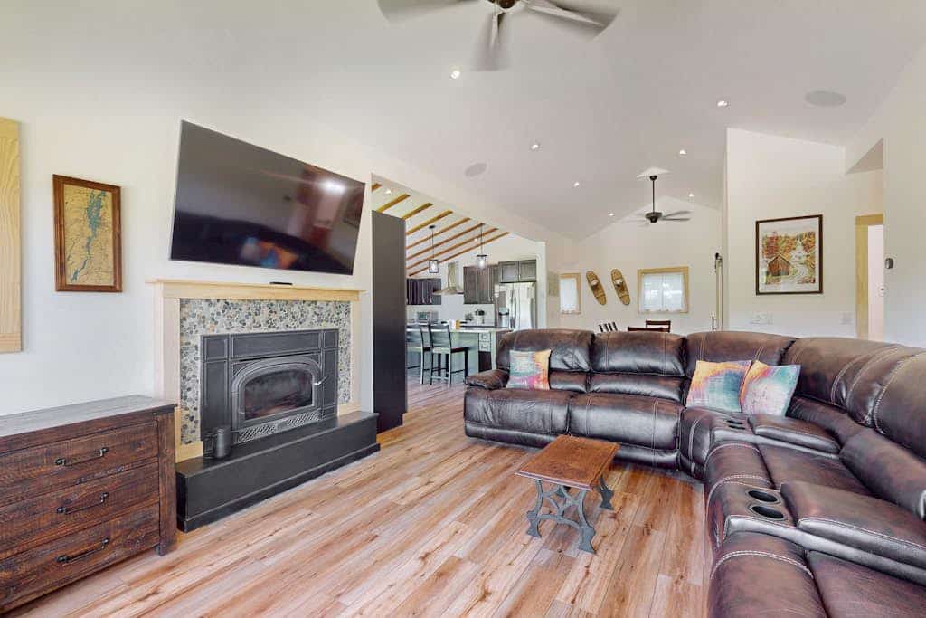 Riverfront house w/ valley & distant mountain views, fireplace, w/d, wifi