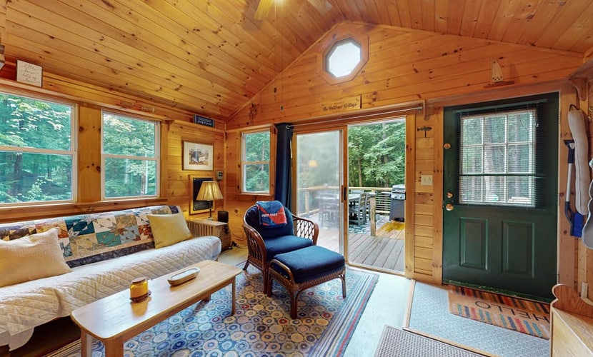 Gorgeous cabin with Pack 'n Play, private dock, lovely deck, firepit, wood stove